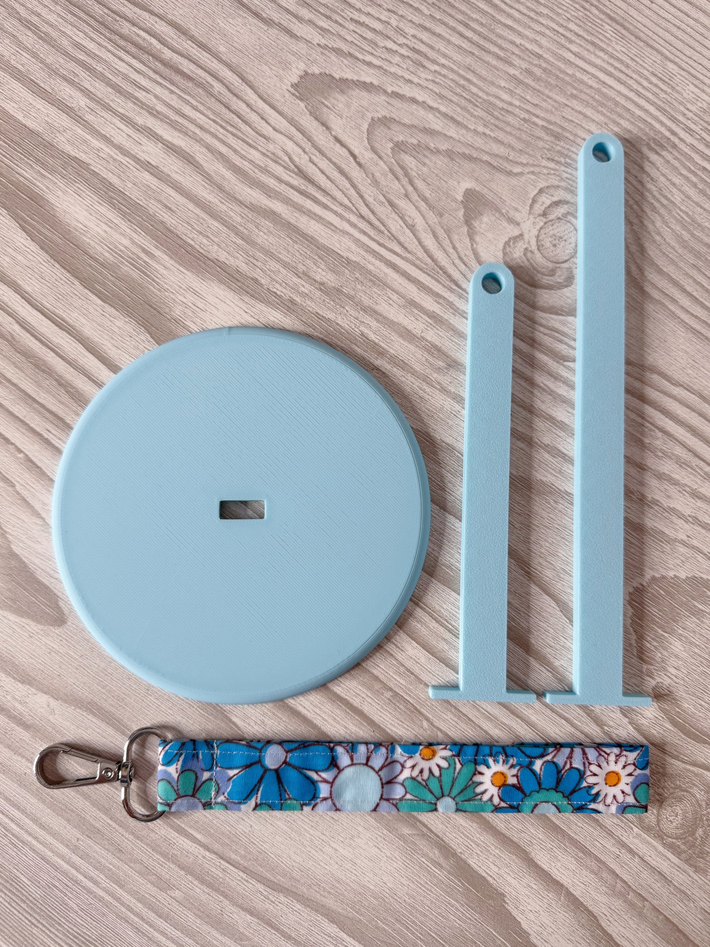 Blue Yarn Spinner with Retro Floral Wristlet