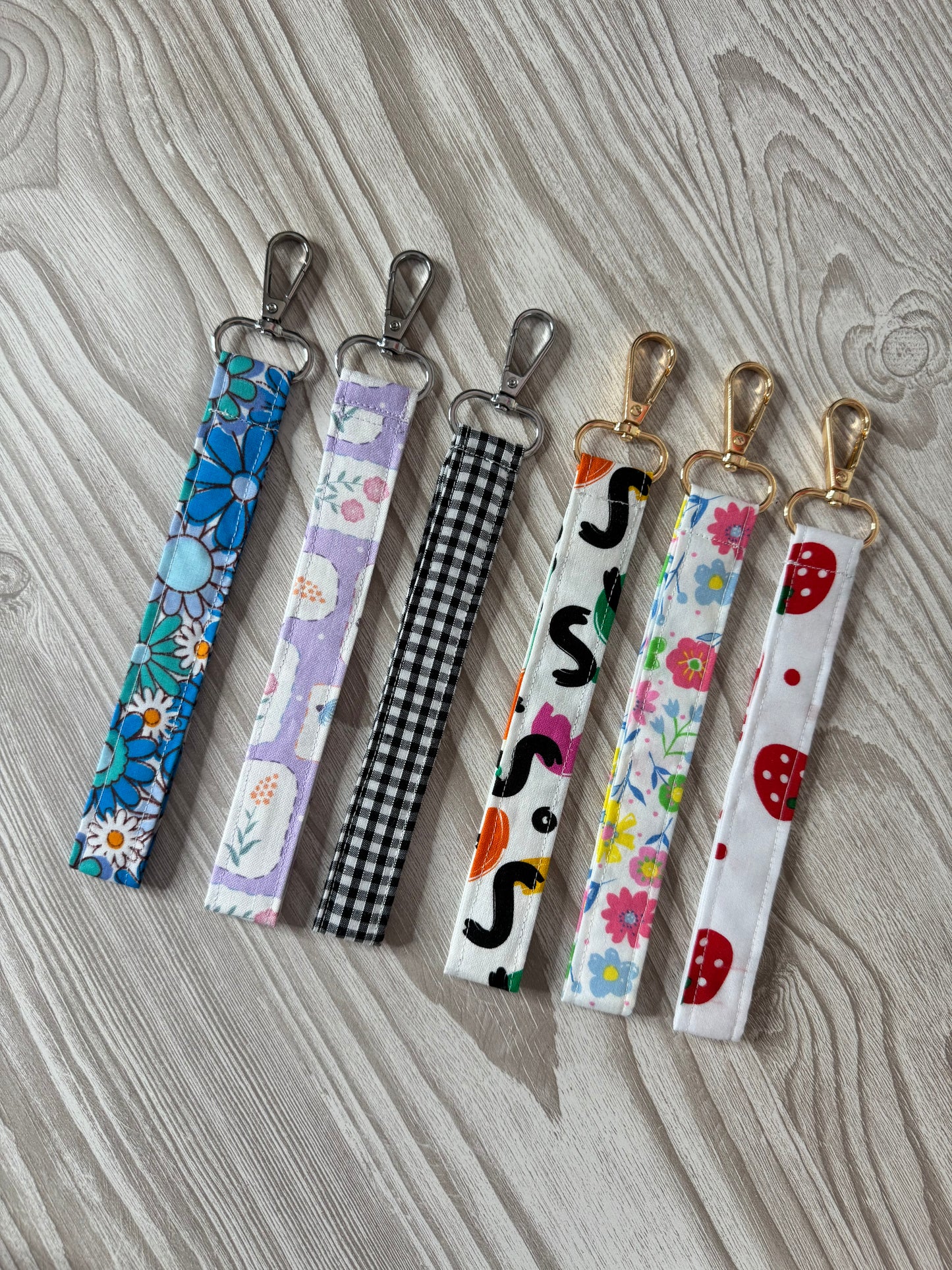 Blue Yarn Spinner with Retro Floral Wristlet